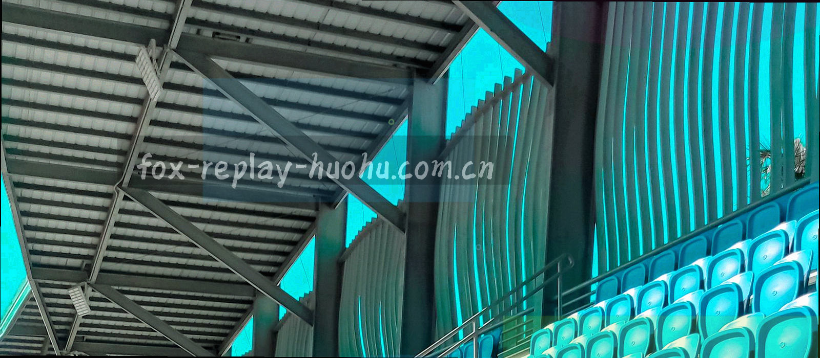四台设备并排的暗调剪影，屏幕上是简体中文赛程列表界面